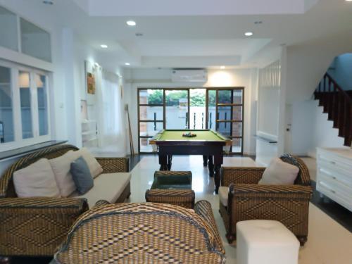 jomtien 5BR villa - Tap to explore photos