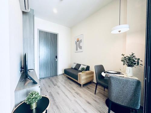 Modern condo nr BTS ONNUT WIFI - Tap to explore photos