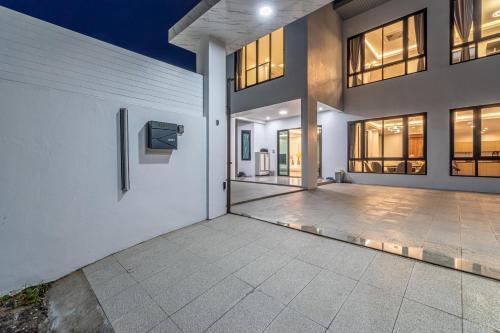King 【芭提雅市中心独栋villa】【泳池】【5卧7卫】【独立KTV包厢】【豪华装修】 - Tap to explore photos