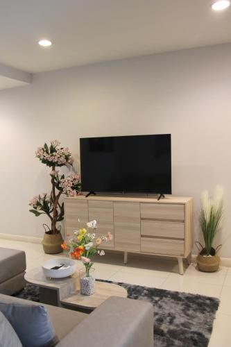 Entire 3BR Townhome, Pool, Sukhumvit, BTS&MRT Asok - Tap to explore photos