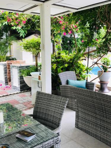 Guest House, shared pool, private bathroom and kitchen - Tap to explore photos