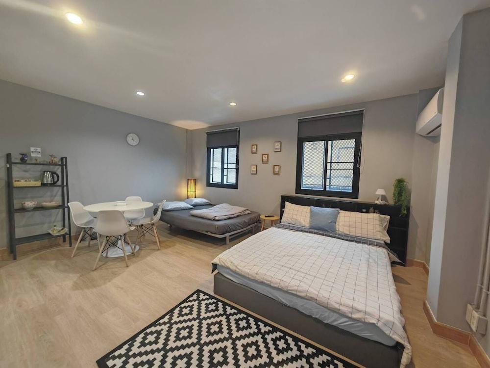 57 Hidden House BKK Chinatown Room Type - Deluxe Triple Room, Balcony, City View