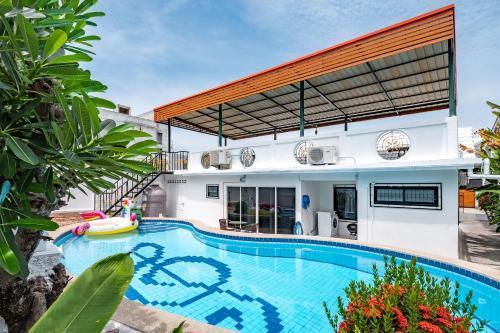 Deluxe 3 bedrooms Villa with fancy pool in downtown Pattaya