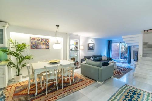 Duplex Modern City Gem with Terrace - Tap to explore photos