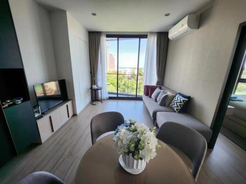小红书网红超大无边泳池EDGE豪华公寓 市中心 海滩300米 Room Type - Two-Bedroom Apartment 小红书网红超大无边泳池EDGE豪华公寓 市中心 海滩300米 Room Type - Two-Bedroom Apartment