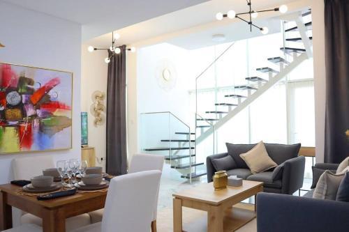 Urban Oasis Retreat Transit - 2BR duplex in Masdar City - Tap to explore photos