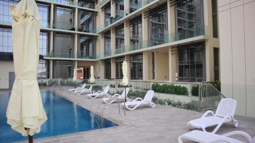 Urban Oasis Retreat Transit - 2BR duplex in Masdar City - Tap to explore photos