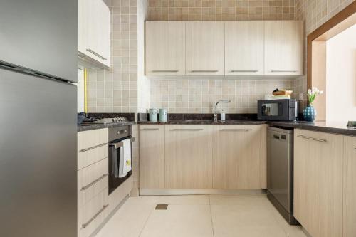Frank Porter - Ansam Building 1 - Yas Island - Tap to explore photos