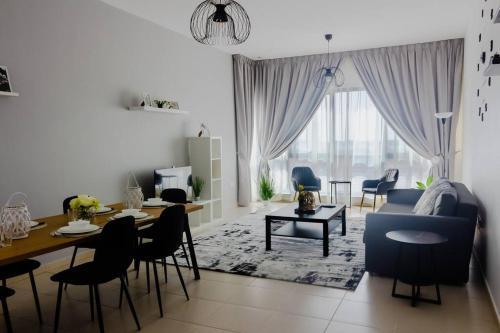 Supurb 2 Bed Apt Beach Front (City View) - Tap to explore photos