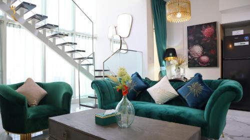 Modern City Duplex 2BR apartment in Masdar City - Tap to explore photos