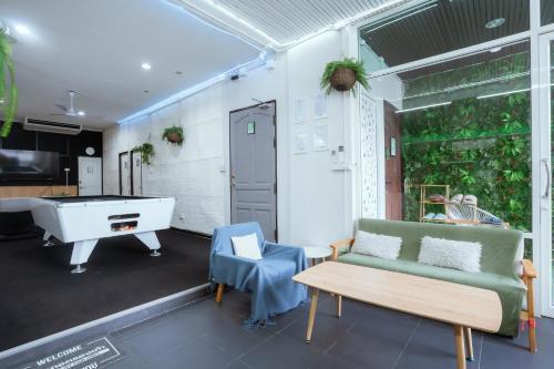 420 Hostel - Ekkamai Buds & Beds - Tap to explore photos
