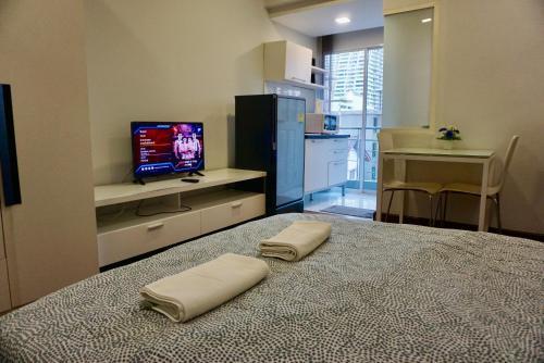 Hip & Funky Sathon15 apartment close to BTS St Louis - Tap to explore photos
