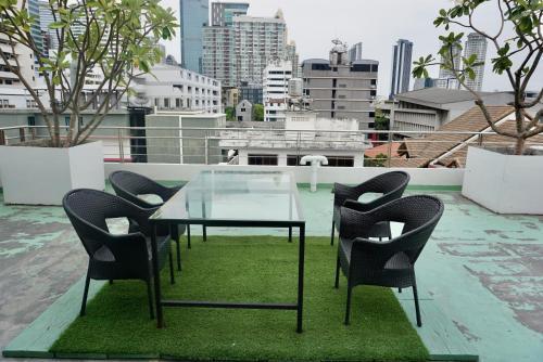 Hip & Funky Sathon15 apartment close to BTS St Louis - Tap to explore photos
