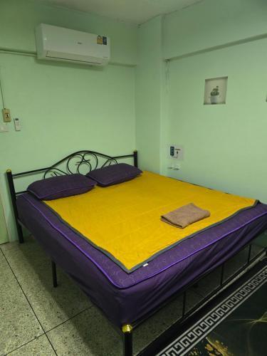 Spacious Studio with Private kitchen near Skytrain - Tap to explore photos