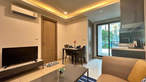 Arcadia Condo with Pool access-E & Gym-Sauna and Fast NET - Tap to explore photos