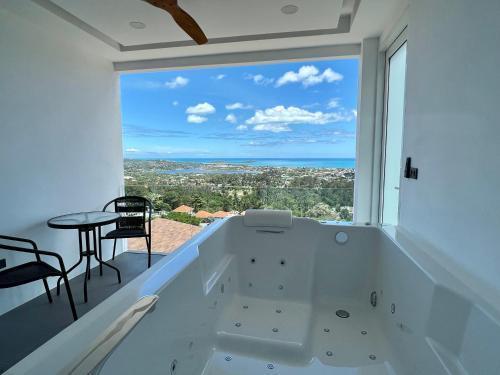 Jacuzzi bedroom with stunning sea view - Tap to explore photos