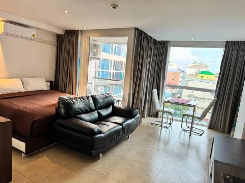 Centara avenue studio room poolview 6th floor - Tap to explore photos