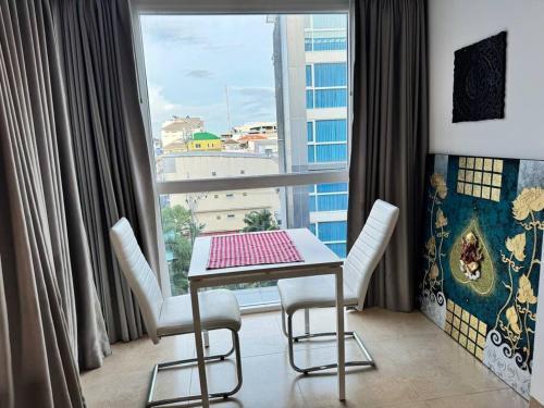 Centara avenue studio room poolview 6th floor - Tap to explore photos