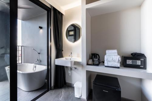 Blu Monkey Hub and Hotel Krabi Town Room Type - Deluxe Twin Bed with Outside Bathtub, Free 24hrs. Co-working space Blu Monkey Hub and Hotel Krabi Town Room Type - Deluxe Twin Bed with Outside Bathtub, Free 24hrs. Co-working space