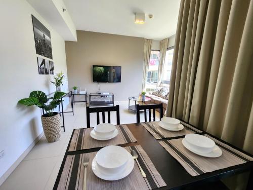 UNIXX Oasis : Grandeur 2BR Suite - Tap to explore photos