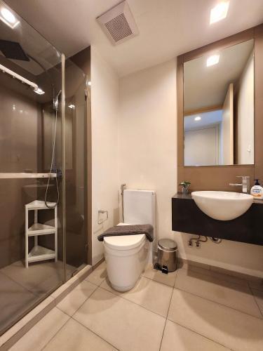 UNIXX Oasis : Grandeur 2BR Suite - Tap to explore photos