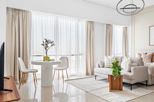 Silkhaus Elegant Studio Near Silicon Central Mall - Tap to explore photos