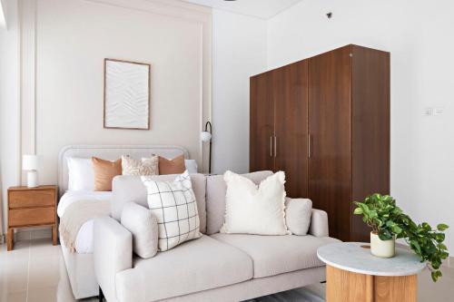 Silkhaus Elegant Studio Near Silicon Central Mall - Tap to explore photos