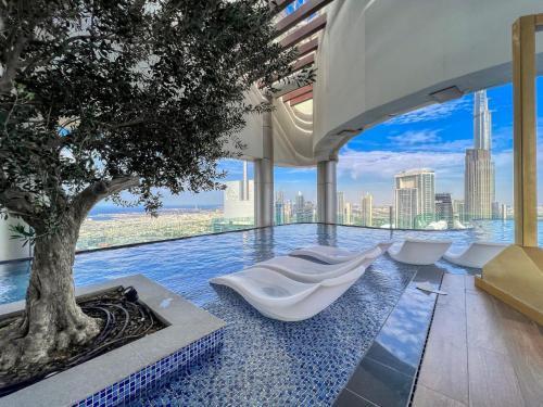 Highest Infinity Pool in Downtown Dubai - Tap to explore photos