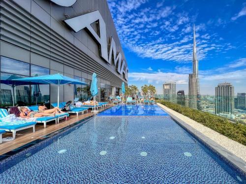 Highest Infinity Pool in Downtown Dubai - Tap to explore photos