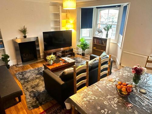 Delightful Apartments by Kensington & Chelsea Desirable Locations W8 SW - Tap to explore photos