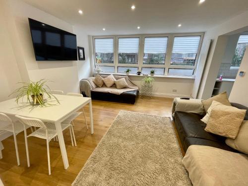 Newley Refurbished 2-Bed Only Minutes from London's Attractions - Tap to explore photos