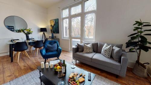 Large Dulwich 3 Bedroom Apartment near Kings College Hospital - Tap to explore photos