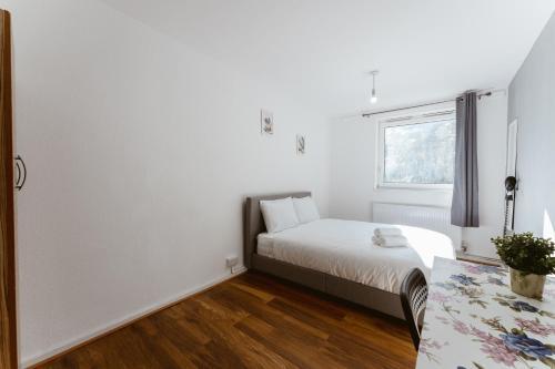 Shadwell Double Room - 13 - Tap to explore photos