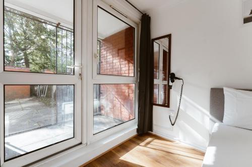 Shadwell Double Room - 13 - Tap to explore photos