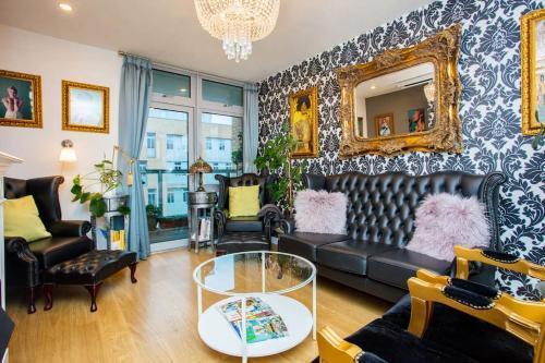 Unique & Welcoming 2BD Flat in Limehouse - Tap to explore photos