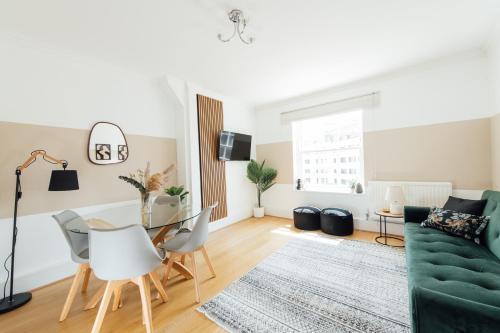 Stylish Central Kings Cross 2 Bedroom Flat - Tap to explore photos