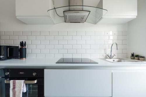 Stunning & Stylish 2 Bed Flat in West London - Tap to explore photos