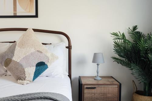 Stunning & Stylish 2 Bed Flat in West London - Tap to explore photos