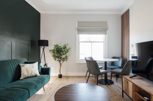 Stunning & Stylish 2 Bed Flat in West London - Tap to explore photos