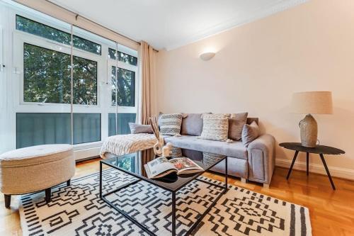 Unique 2 bed 2 bath Victorian flat Regents Park - Tap to explore photos