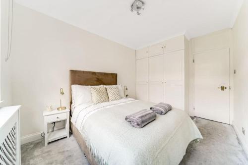 Unique 2 bed 2 bath Victorian flat Regents Park - Tap to explore photos