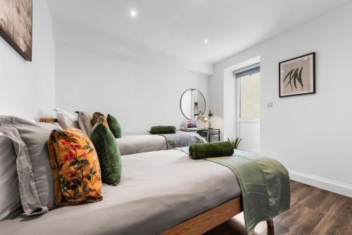 Modern Basement Apartment Stoke Newington London, close to transport - Tap to explore photos