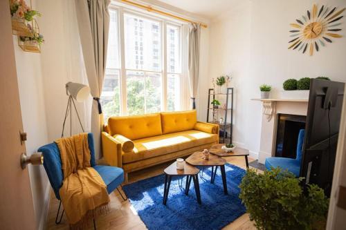 Perfect Location 4bed 2 bath Spacious Apartment - Tap to explore photos