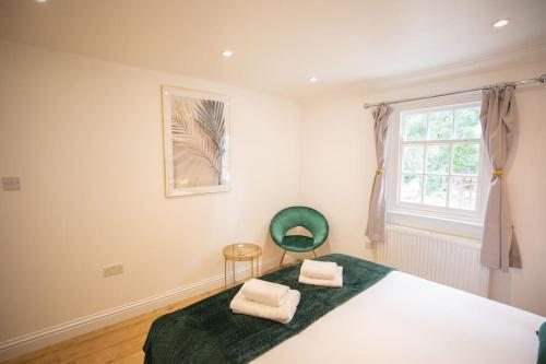 Perfect Location 4bed 2 bath Spacious Apartment - Tap to explore photos