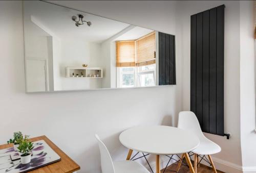 Hill Herne Hill Duplex - Tap to explore photos