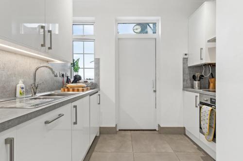 Mayfair Haven Stylish 2 Bed in Central London 65GCM - Tap to explore photos