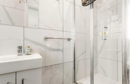 Mayfair Haven Stylish 2 Bed in Central London 65GCM - Tap to explore photos