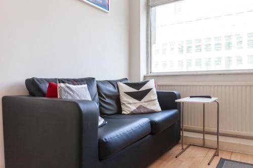 Shiny 1BR Flat in Fitzrovia, 2 min to Tube - Tap to explore photos