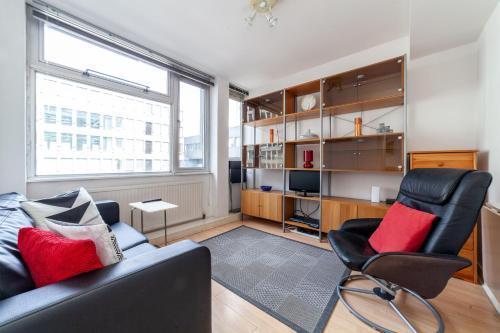 Shiny 1BR Flat in Fitzrovia, 2 min to Tube - Tap to explore photos