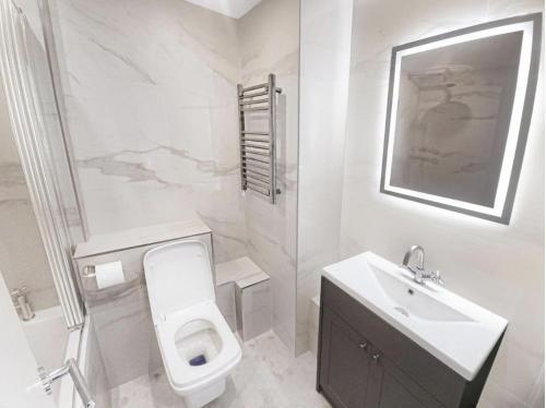 Chelsea Flat 10 mins Harrods with Gym and Air Con - Tap to explore photos